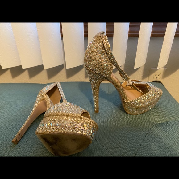 Stiletto Gold heels worn once. Woman’s 6.5 - Picture 4 of 6